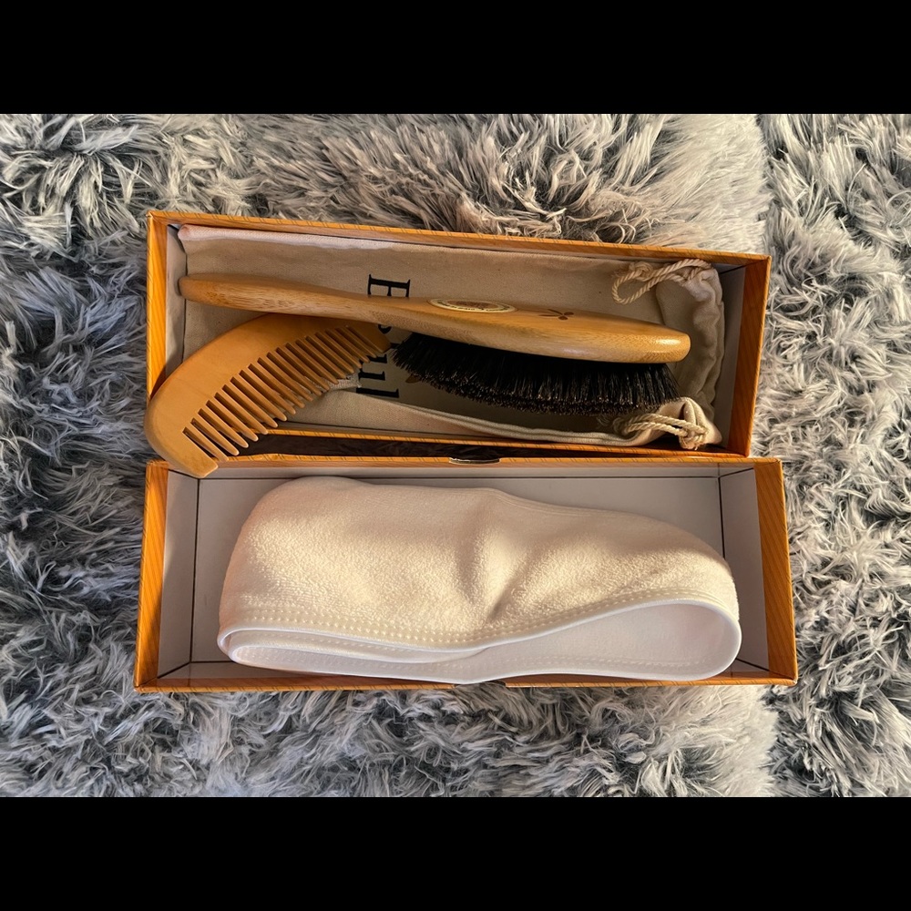 BEAUTIFULL COSTUME HAIR BOMB AND HAIR BRUSH REAL WOOD